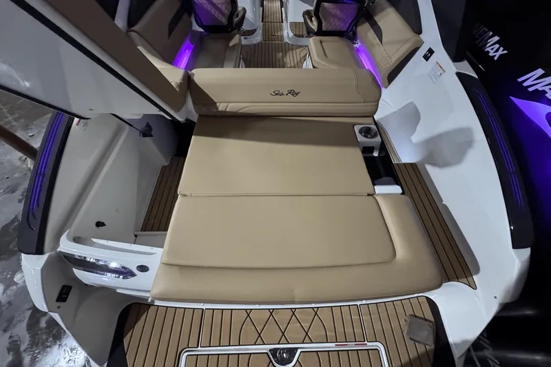 Slide: The Image of Sea Ray SLX 260 Surf 2025 - 9