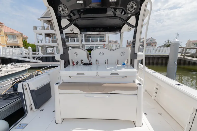 Slide: The Image of Edgewater 370CC 2022 - 42