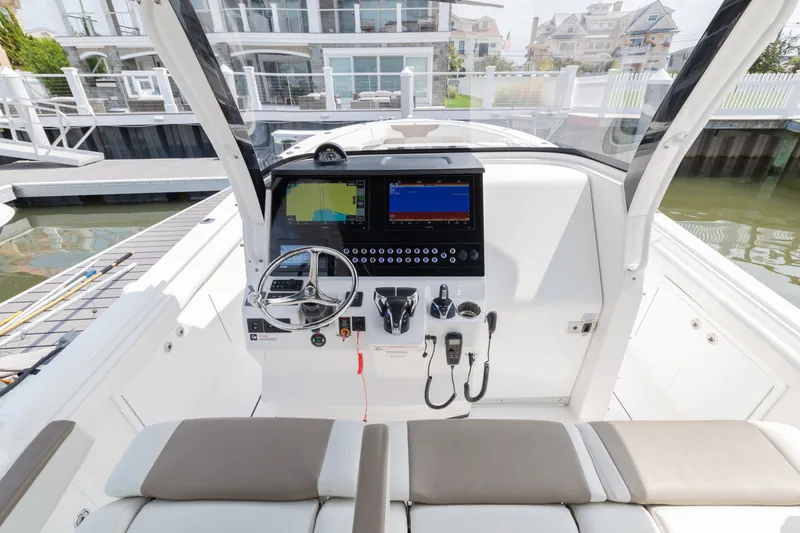 Slide: The Image of Edgewater 370CC 2022 - 37