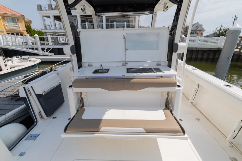 Slide: The Image of Edgewater 370CC 2022 - 39