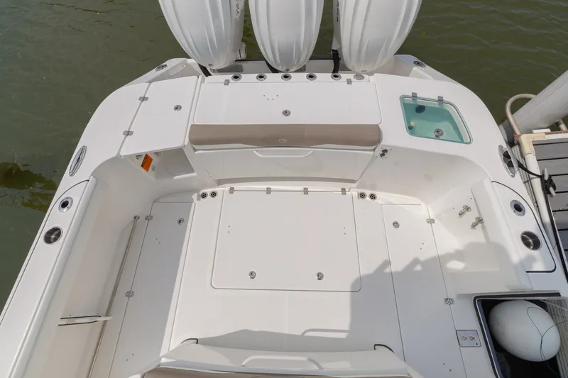 Slide: The Image of Edgewater 370CC 2022 - 45
