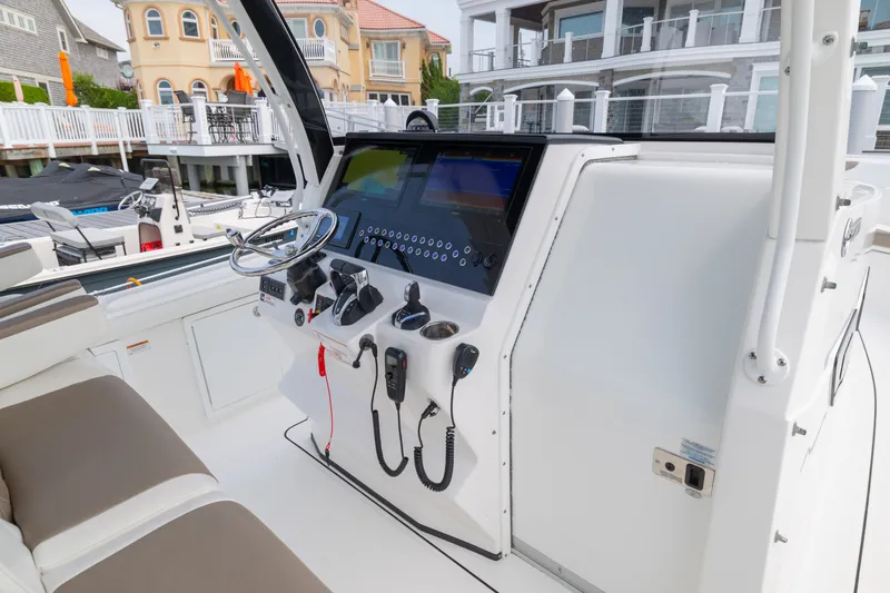 Slide: The Image of Edgewater 370CC 2022 - 30
