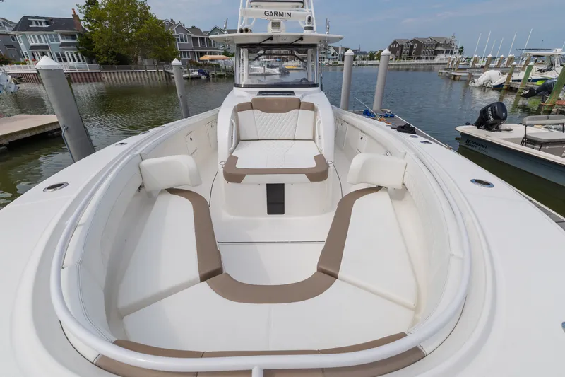Slide: The Image of Edgewater 370CC 2022 - 13