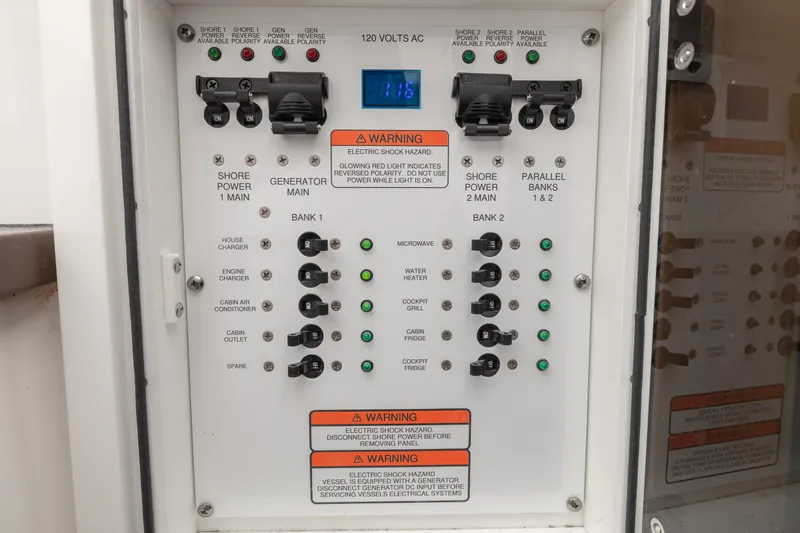 Slide: The Image of Edgewater 370CC 2022 - 20