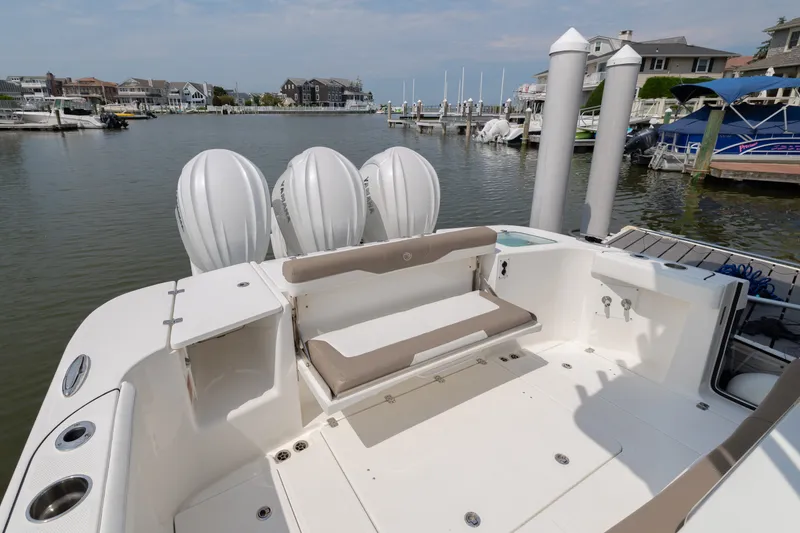 Slide: The Image of Edgewater 370CC 2022 - 43