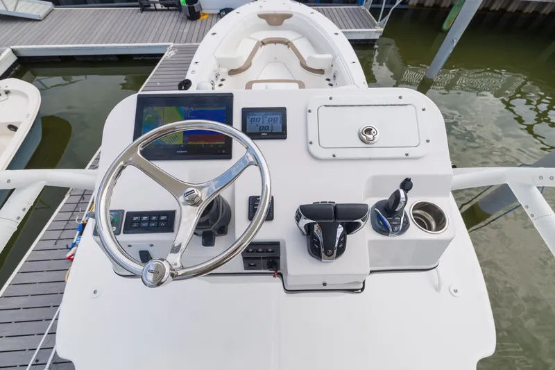 Slide: The Image of Edgewater 370CC 2022 - 15