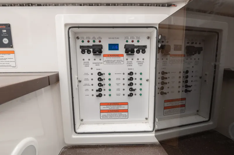 Slide: The Image of Edgewater 370CC 2022 - 21