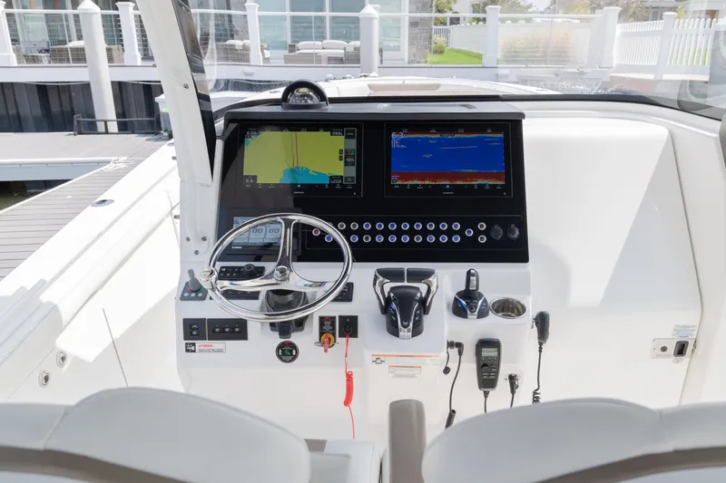Slide: The Image of Edgewater 370CC 2022 - 36