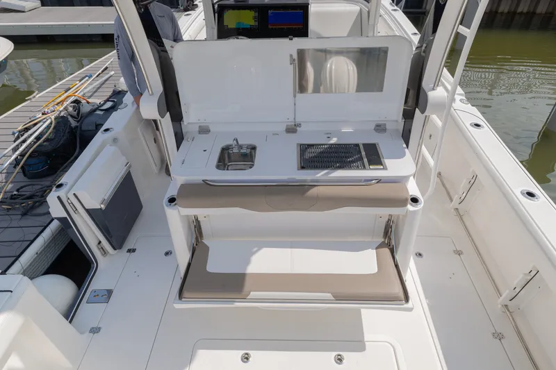 Slide: The Image of Edgewater 370CC 2022 - 38