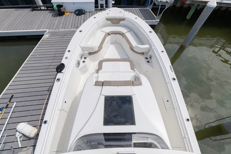 Slide: The Image of Edgewater 370CC 2022 - 19