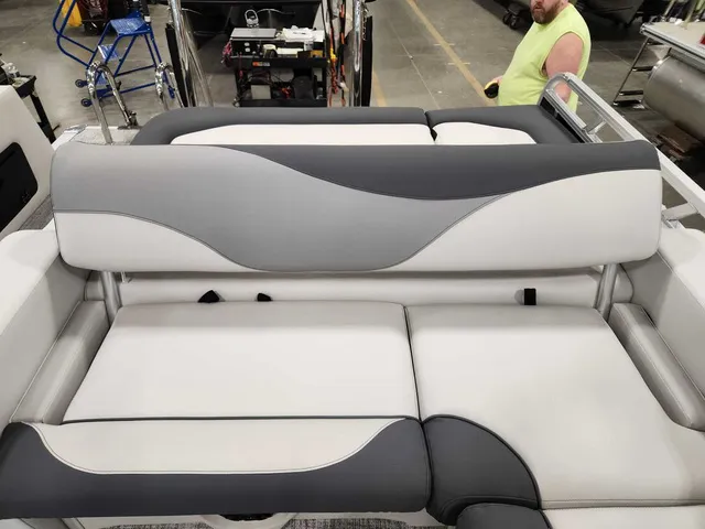 Slide: The Image of Avalon 2185 25 Venture 85 VRB 2026 - 9