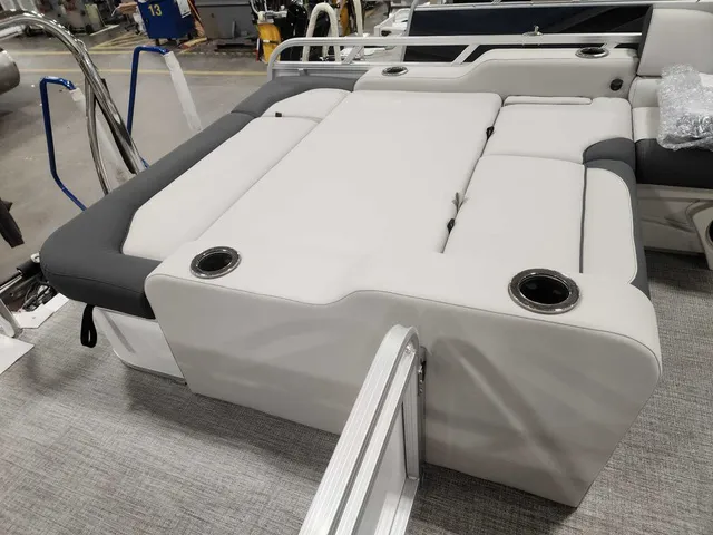 Slide: The Image of Avalon 2185 25 Venture 85 VRB 2026 - 25