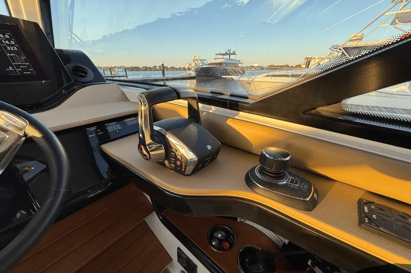 Slide: The Image of Sea Ray 370 SUNDANCER OUTBOARD 2023 - 10