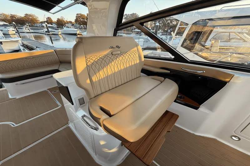 Slide: The Image of Sea Ray 370 SUNDANCER OUTBOARD 2023 - 12
