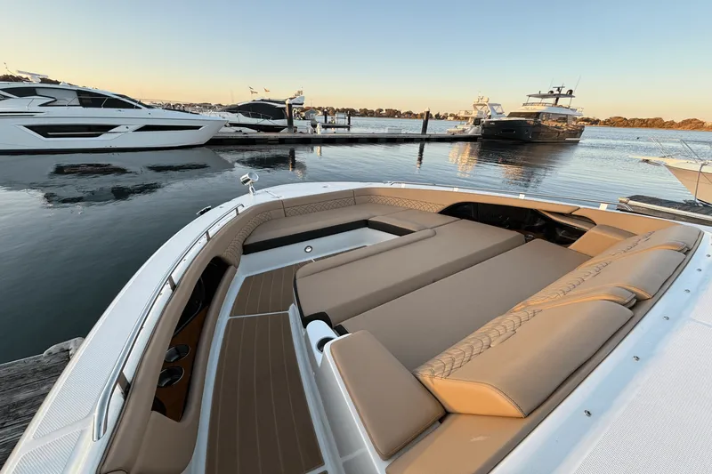 Slide: The Image of Sea Ray 370 SUNDANCER OUTBOARD 2023 - 14