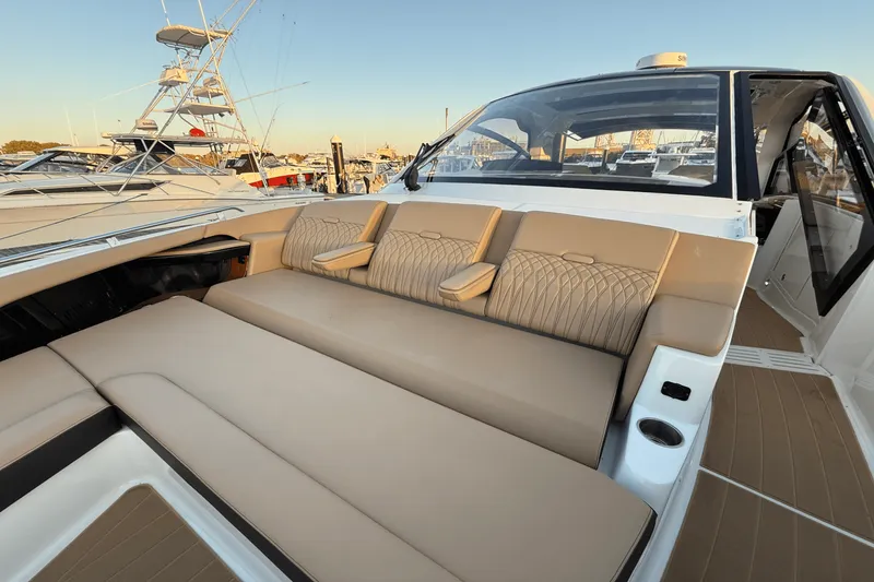 Slide: The Image of Sea Ray 370 SUNDANCER OUTBOARD 2023 - 15