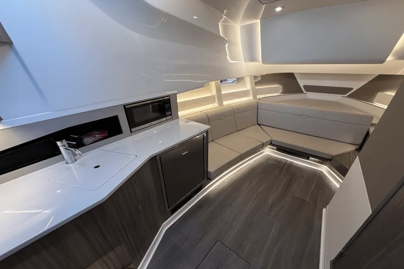 Slide: The Image of Sea Ray 370 SUNDANCER OUTBOARD 2023 - 18