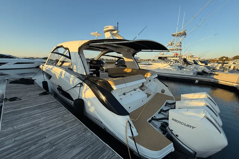 Slide: The Image of Sea Ray 370 SUNDANCER OUTBOARD 2023 - 2