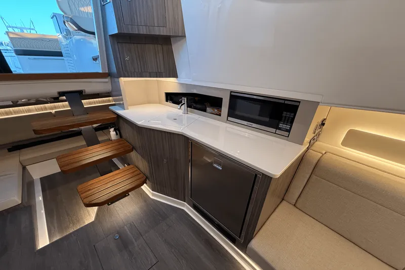 Slide: The Image of Sea Ray 370 SUNDANCER OUTBOARD 2023 - 20