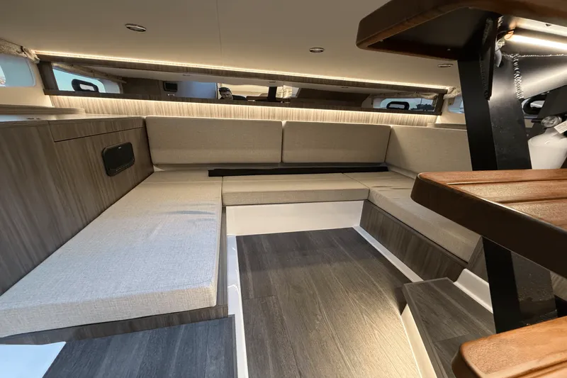 Slide: The Image of Sea Ray 370 SUNDANCER OUTBOARD 2023 - 21