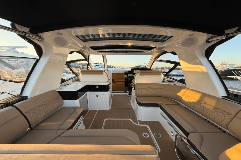 Slide: The Image of Sea Ray 370 SUNDANCER OUTBOARD 2023 - 5