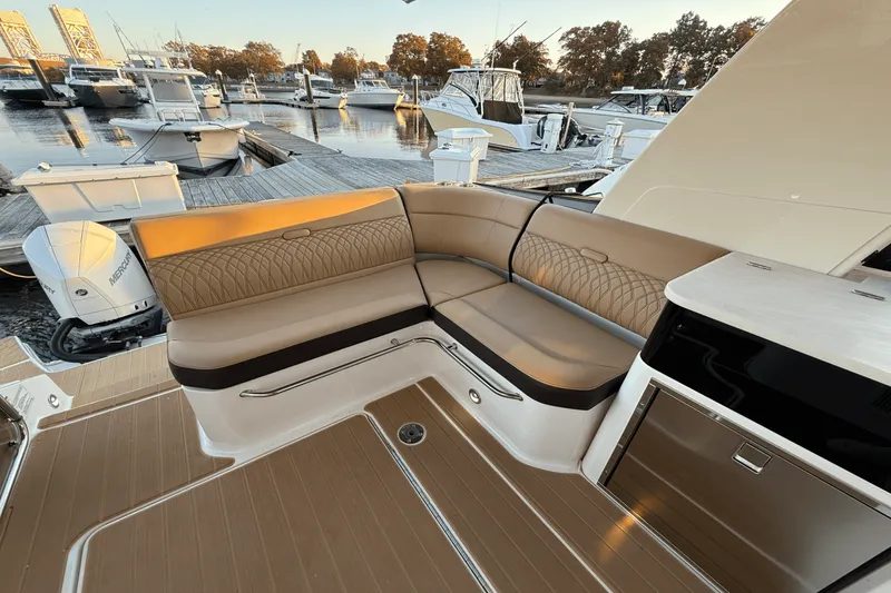 Slide: The Image of Sea Ray 370 SUNDANCER OUTBOARD 2023 - 6