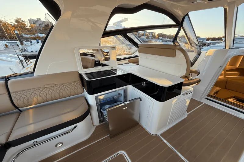 Slide: The Image of Sea Ray 370 SUNDANCER OUTBOARD 2023 - 8