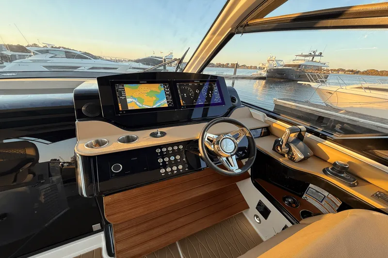 Slide: The Image of Sea Ray 370 SUNDANCER OUTBOARD 2023 - 9