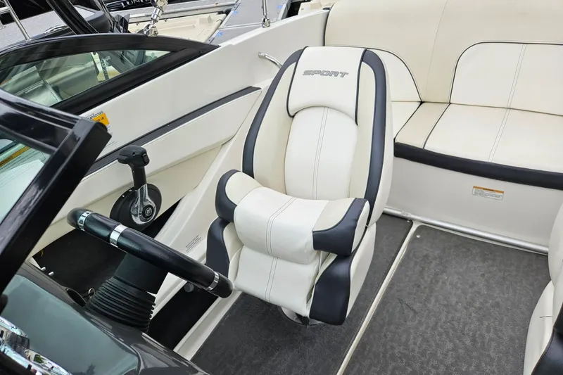 Slide: The Image of Sea Ray 190 SPORT 2013 - 12