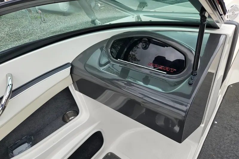 Slide: The Image of Sea Ray 190 SPORT 2013 - 16