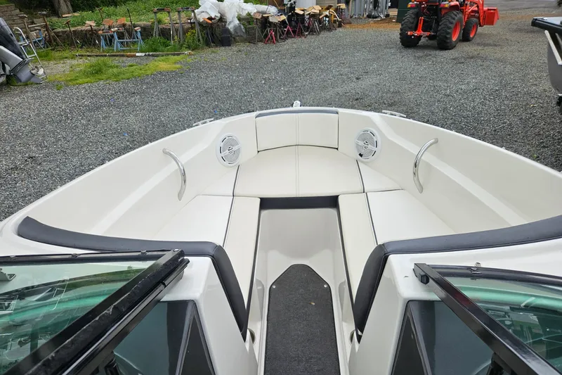 Slide: The Image of Sea Ray 190 SPORT 2013 - 17