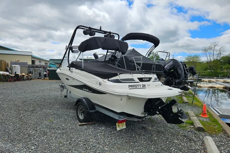Slide: The Image of Sea Ray 190 SPORT 2013 - 4