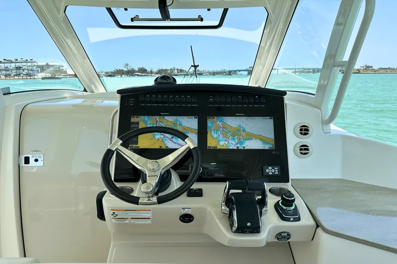 Slide: The Image of Boston Whaler 350 REALM 2023 - 10