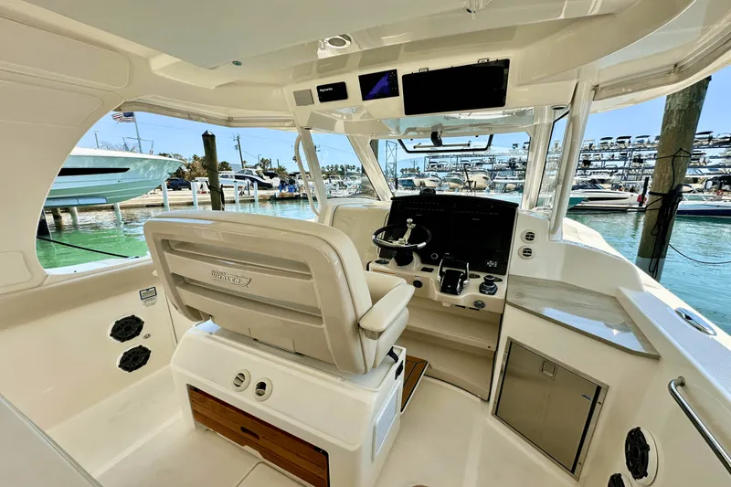 Slide: The Image of Boston Whaler 350 REALM 2023 - 15