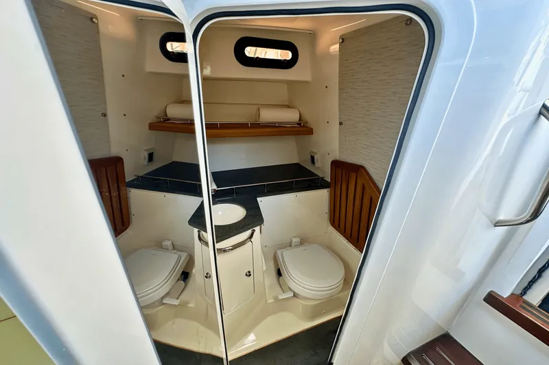 Slide: The Image of Boston Whaler 350 REALM 2023 - 17