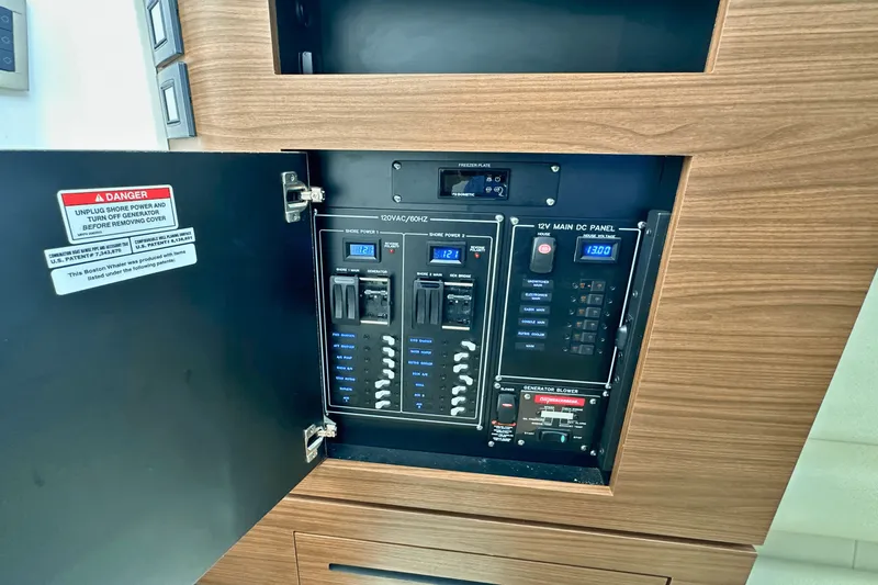 Slide: The Image of Boston Whaler 350 REALM 2023 - 18