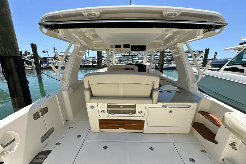Slide: The Image of Boston Whaler 350 REALM 2023 - 19