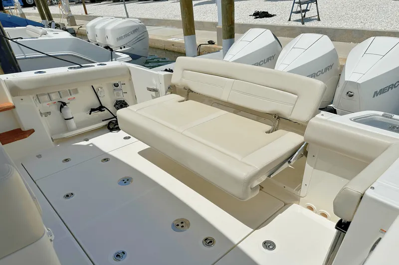 Slide: The Image of Boston Whaler 350 REALM 2023 - 20