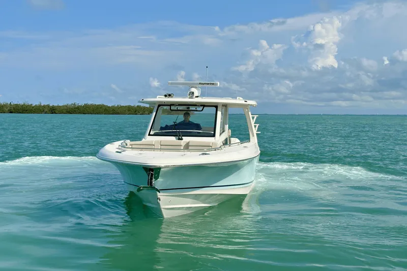 Slide: The Image of Boston Whaler 350 REALM 2023 - 4