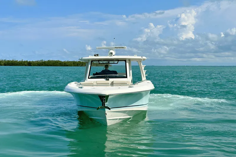 Slide: The Image of Boston Whaler 350 REALM 2023 - 5