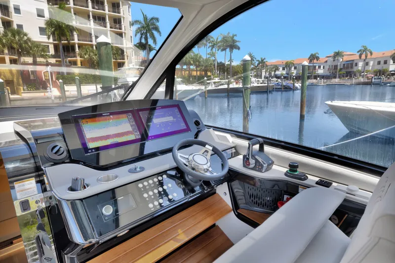 Slide: The Image of Sea Ray 370 SUNDANCER OUTBOARD 2024 - 10