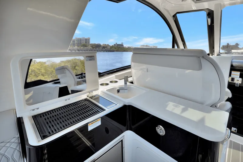 Slide: The Image of Sea Ray 370 SUNDANCER OUTBOARD 2024 - 12