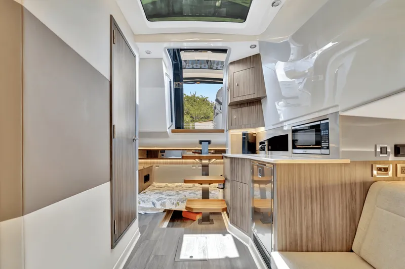 Slide: The Image of Sea Ray 370 SUNDANCER OUTBOARD 2024 - 13