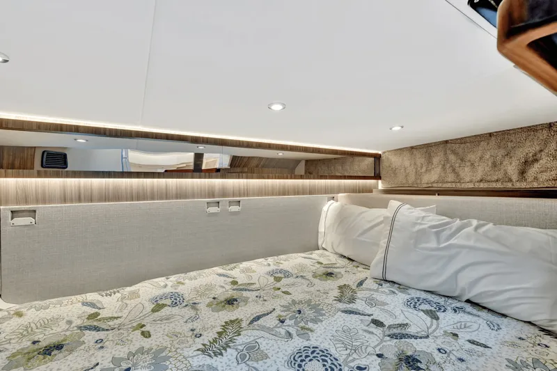 Slide: The Image of Sea Ray 370 SUNDANCER OUTBOARD 2024 - 19