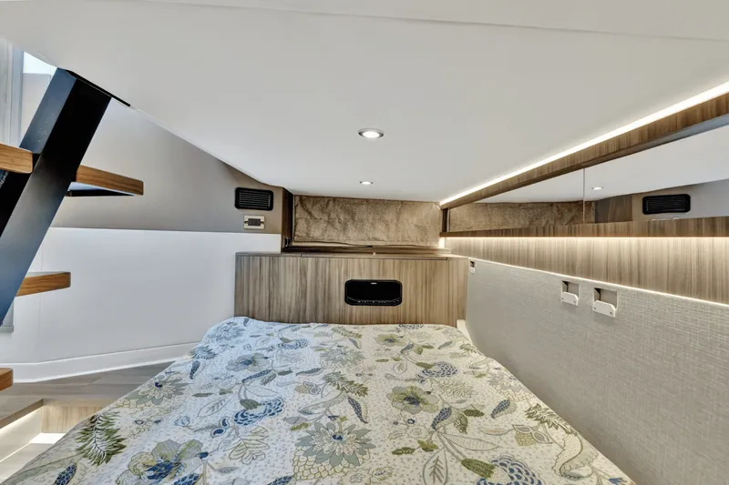 Slide: The Image of Sea Ray 370 SUNDANCER OUTBOARD 2024 - 21