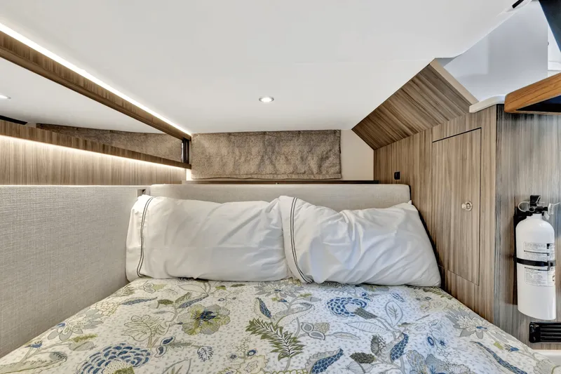 Slide: The Image of Sea Ray 370 SUNDANCER OUTBOARD 2024 - 22