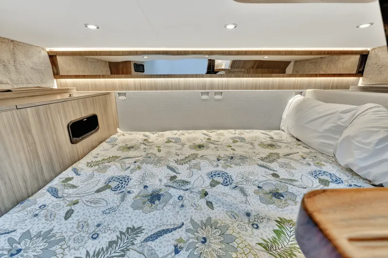 Slide: The Image of Sea Ray 370 SUNDANCER OUTBOARD 2024 - 23