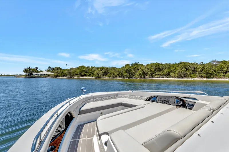 Slide: The Image of Sea Ray 370 SUNDANCER OUTBOARD 2024 - 27