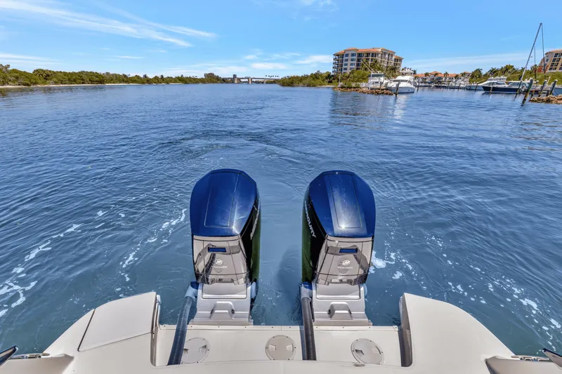 Slide: The Image of Sea Ray 370 SUNDANCER OUTBOARD 2024 - 3