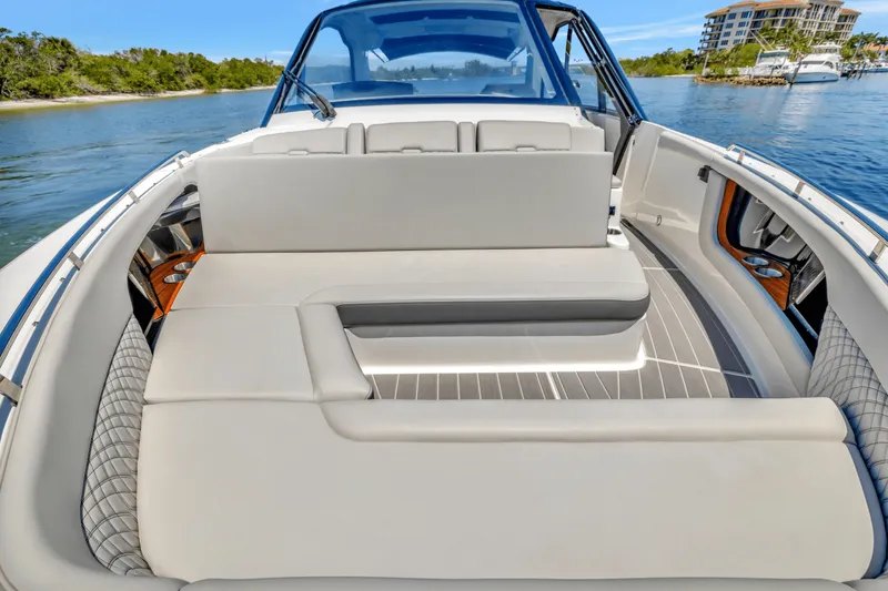 Slide: The Image of Sea Ray 370 SUNDANCER OUTBOARD 2024 - 30